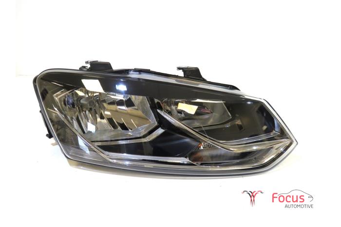 Nowe Reflektor prawy Volkswagen Polo V (6R) 1.0 12V BlueMotion Technology Cena € 242,00 Z VAT oferowane przez Focus Automotive