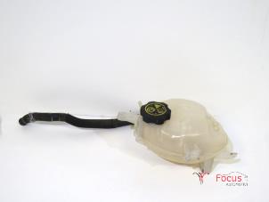 Usados Vaso de expansión Opel Astra K Sports Tourer 1.6 CDTI 110 16V Precio € 14,95 Norma de margen ofrecido por Focus Automotive