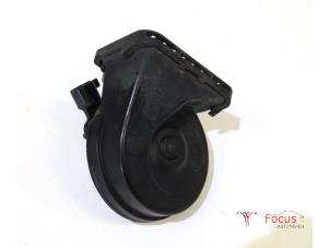 Usados Bocina Opel Astra J Sports Tourer (PD8/PE8/PF8) 1.7 CDTi 16V Precio € 15,00 Norma de margen ofrecido por Focus Automotive