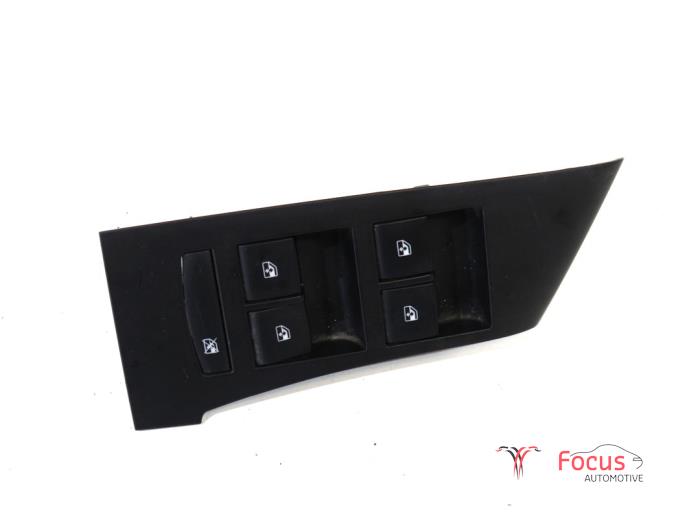 Usados Interruptor combinado de ventanillas Opel Astra J Sports Tourer (PD8/PE8/PF8) 1.7 CDTi 16V Precio € 20,00 Norma de margen ofrecido por Focus Automotive