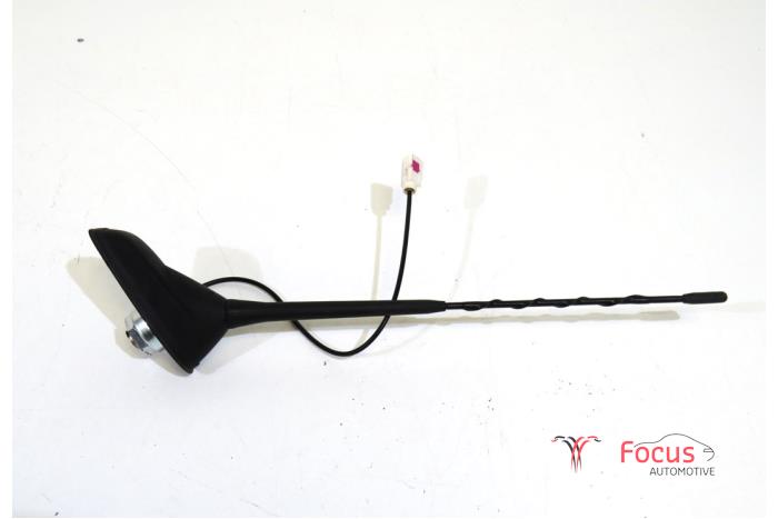 Używane Antena GPS Peugeot 208 II (UB/UH/UP) 1.2 Vti 12V PureTech 75 Cena € 22,95 Procedura marży oferowane przez Focus Automotive