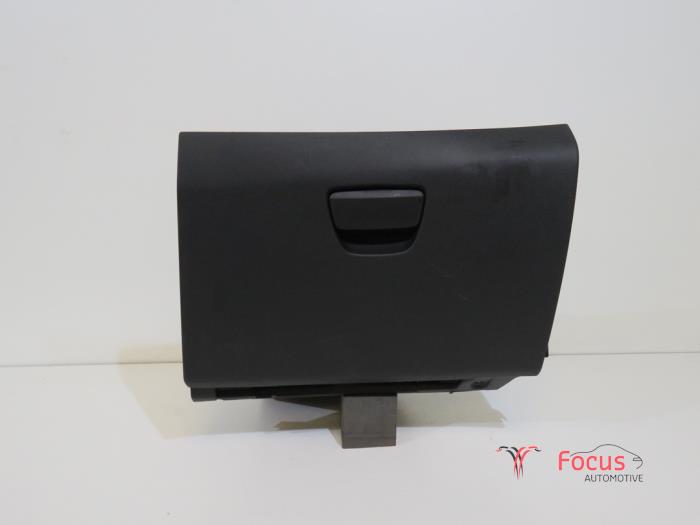Begagnade Handskfack Peugeot 2008 (CU) 1.2 12V e-THP PureTech 110 Pris € 24,95 Marginaltabell erbjuds av Focus Automotive
