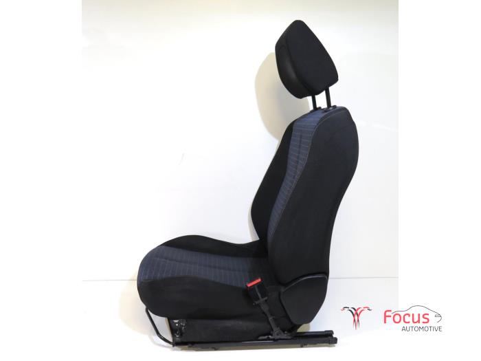Używane Fotel prawy Peugeot 208 II (UB/UH/UP) 1.2 Vti 12V PureTech 75 Cena € 150,00 Procedura marży oferowane przez Focus Automotive
