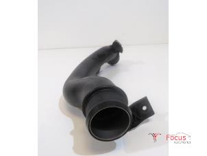Intercooler Rohr van een Peugeot 5008 II (M4/MC/MJ/MR) 1.6 16V PureTech 180 2020
