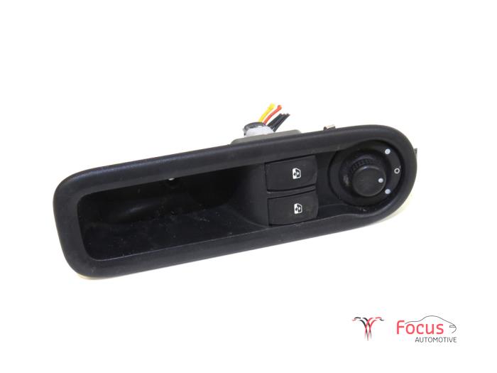 Usados Interruptor combinado de ventanillas Renault Twingo II (CN) 1.5 dCi 90 FAP Precio € 9,95 Norma de margen ofrecido por Focus Automotive
