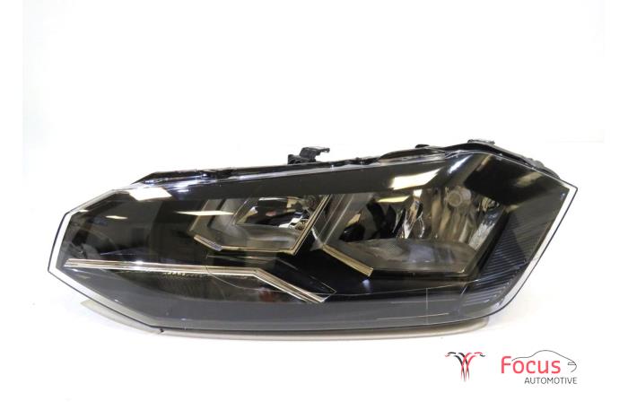 Nowe Reflektor lewy Volkswagen Polo VI (AW1) 1.0 MPi 12V Cena € 199,65 Z VAT oferowane przez Focus Automotive
