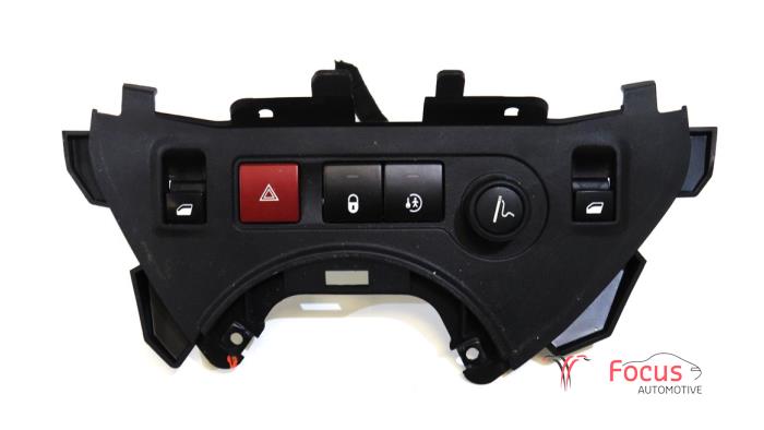 Usados Interruptor combinado de ventanillas Citroen Berlingo Cinqspace, Multispace 1.2 12V PureTech 110 Precio € 19,95 Norma de margen ofrecido por Focus Automotive