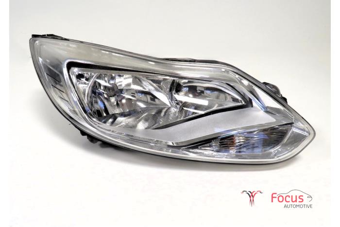 Używane Reflektor prawy Ford Focus 3 1.0 Ti-VCT EcoBoost 12V 125 Cena € 124,95 Procedura marży oferowane przez Focus Automotive