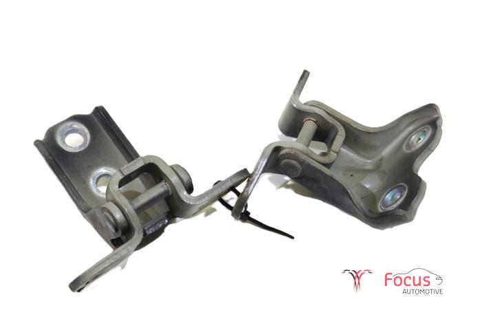 Upper door hinge