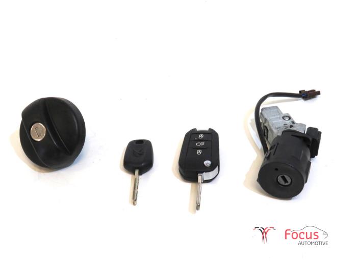 Używane Stacyjka + Kluczyk Peugeot 208 I (CA/CC/CK/CL) 1.2 Vti 12V PureTech 82 Cena € 14,95 Procedura marży oferowane przez Focus Automotive
