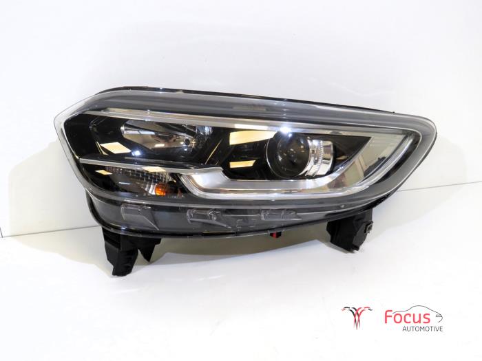 Używane Reflektor lewy Renault Kadjar (RFEH) 1.2 Energy TCE 130 Cena € 149,95 Procedura marży oferowane przez Focus Automotive