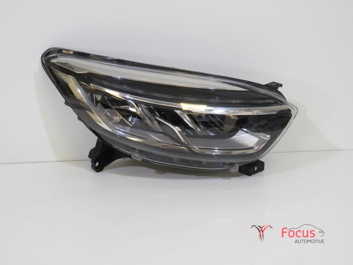 Używane Reflektor prawy Renault Captur I (2R) 1.2 TCE 16V EDC Cena € 425,00 Procedura marży oferowane przez Focus Automotive