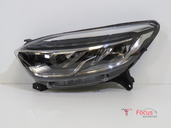 Używane Reflektor lewy Renault Captur I (2R) 1.2 TCE 16V EDC Cena € 374,95 Procedura marży oferowane przez Focus Automotive