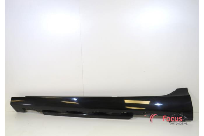 Car sill