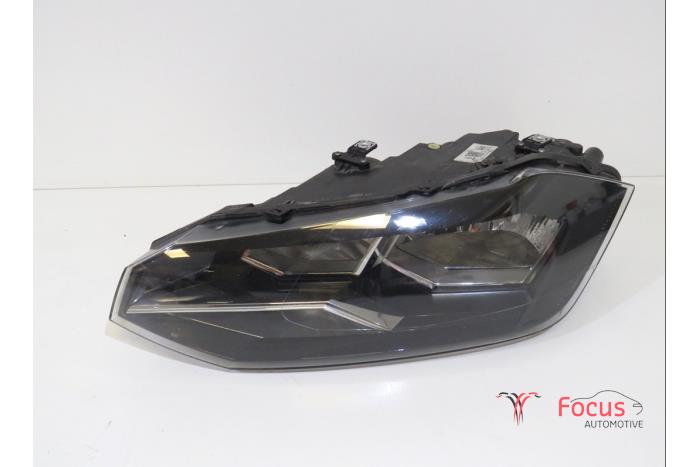 Używane Reflektor lewy Volkswagen Polo VI (AW1) 1.0 MPi 12V Cena € 110,00 Procedura marży oferowane przez Focus Automotive