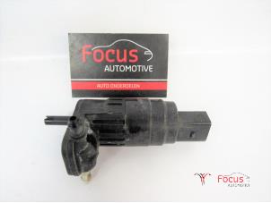 Used Windscreen washer pump Volkswagen Golf VII (AUA) 2.0 TDI 16V Price € 18,15 Inclusive VAT offered by Focus Automotive