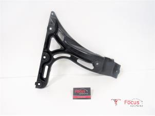Used Rear bumper bracket, left BMW 5 serie (E60) 520d 16V Corporate Lease Price € 10,00 Margin scheme offered by Focus Automotive
