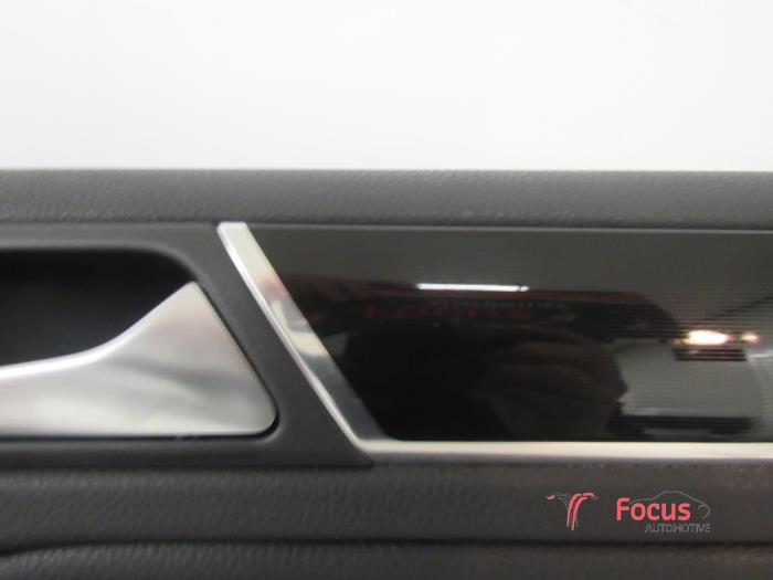 Tapizado de puerta de 2 puertas derecha de un Volkswagen Golf VI Cabrio (1K) 2.0 TDI 16V 2014
