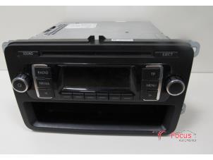 Usados Reproductor de CD y radio Volkswagen Polo V (6R) 1.2 12V Precio € 19,99 Norma de margen ofrecido por Focus Automotive