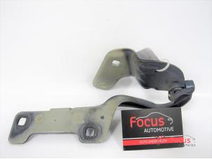 Used Bonnet Hinge Renault Clio III (BR/CR) 1.2 16V Tce Price € 14,95 Margin scheme offered by Focus Automotive