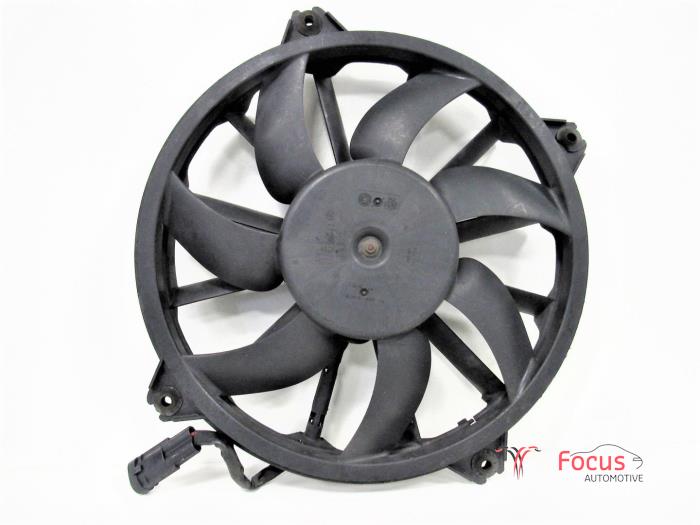 Cooling fans from a Peugeot 5008 I (0A/0E) 1.6 HDiF 16V 2011