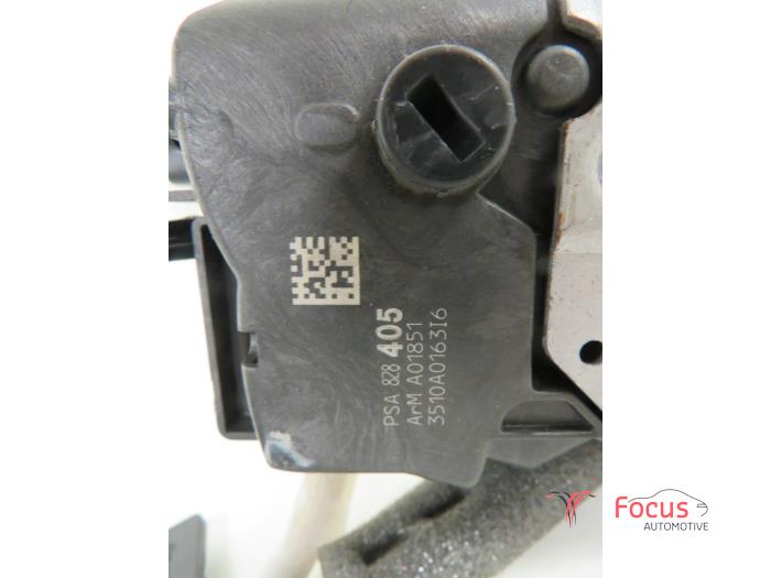 Door lock mechanism 2-door, right from a Peugeot Partner (GC/GF/GG/GJ/GK) 1.6 HDI 90 16V 2011