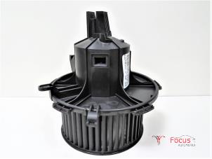 Usados Motor de ventilador de calefactor Opel Zafira (M75) 1.7 CDTi 16V Precio € 25,00 Norma de margen ofrecido por Focus Automotive