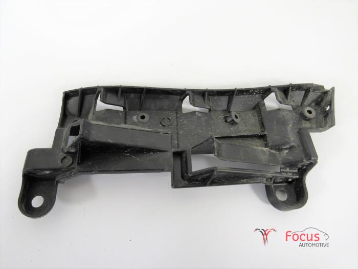 Rear bumper mounting bracket