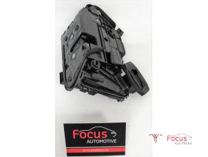 Używane Mechanizm blokady drzwi prawych tylnych wersja 4-drzwiowa Skoda Fabia III Combi (NJ5) 1.2 TSI 16V Greentech Cena € 20,00 Procedura marży oferowane przez Focus Automotive