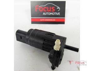 Używane Pompa spryskiwacza przód Skoda Fabia III Combi (NJ5) 1.2 TSI 16V Greentech Cena € 15,00 Procedura marży oferowane przez Focus Automotive