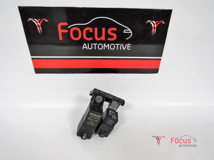 Glow plug relay Volkswagen Caddy Alltrack Combi 2.0 TDI 102 038907281B