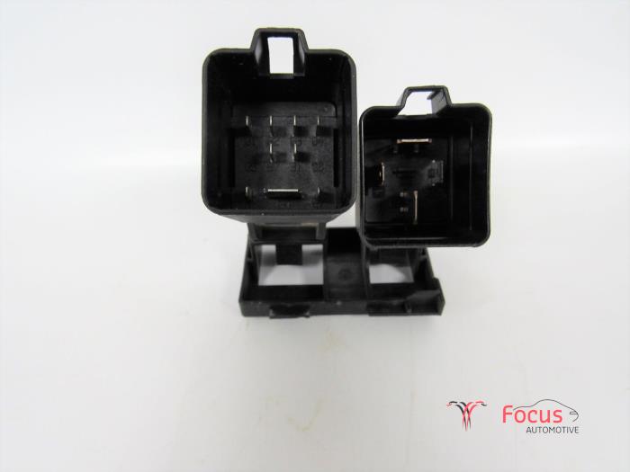 Glow plug relay Volkswagen Caddy Alltrack Combi 2.0 TDI 102 038907281B