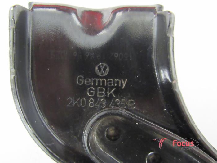 Sliding door roller, left from a Volkswagen Caddy Alltrack Combi 2.0 TDI 102 2015