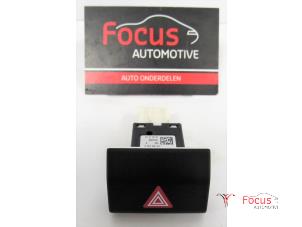 Używane Przelacznik swiatel awaryjnych Skoda Superb Combi (3TAC/TAF) 2.0 TDI 16V 4x4 Cena € 9,08 Z VAT oferowane przez Focus Automotive