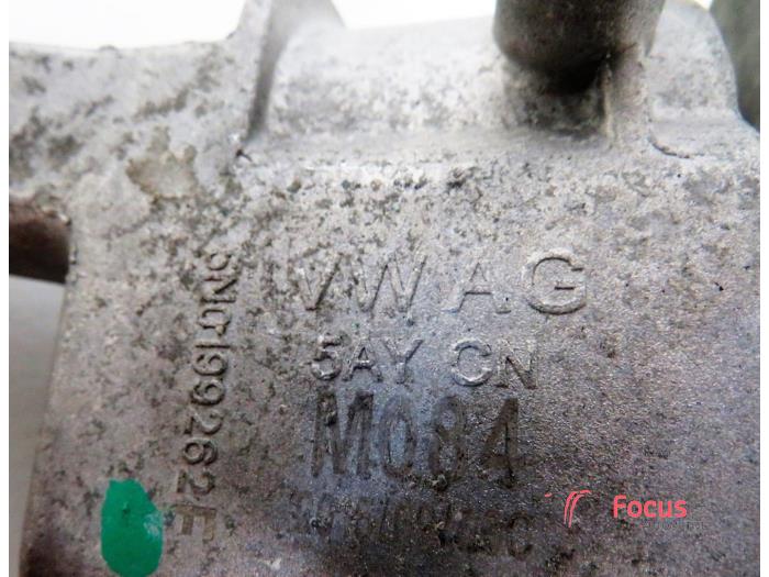 Engine mount from a Volkswagen Sharan (7N) 2.0 TDI 16V 4Motion 2016