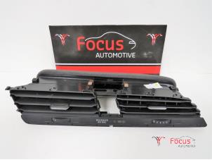Usados Rejilla de aire de salpicadero Volkswagen Touran (5T1) 1.4 TSI Precio € 30,25 IVA incluido ofrecido por Focus Automotive