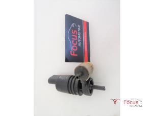 Używane Pompa spryskiwacza przód Skoda Fabia II Combi 1.2i Cena € 10,00 Procedura marży oferowane przez Focus Automotive