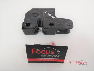 Używane Mechanizm zamka pokrywy silnika Skoda Fabia II Combi 1.2i Cena € 20,00 Procedura marży oferowane przez Focus Automotive