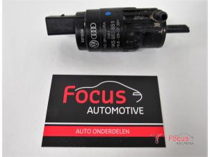 Używane Pompa spryskiwacza przód Volkswagen Amarok 2.0 BiTDI 16V 163 4Motion Cena € 18,15 Z VAT oferowane przez Focus Automotive
