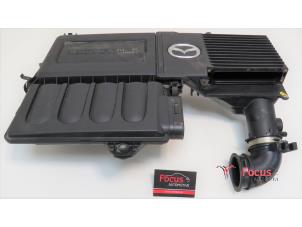 Używane Obudowa filtra powietrza Mazda 3 Sport (BK14) 1.3i 16V Cena € 30,00 Procedura marży oferowane przez Focus Automotive