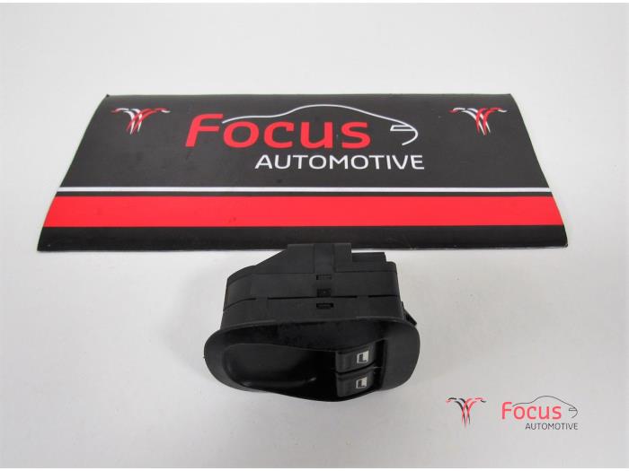 Usados Interruptor combinado de ventanillas Peugeot 206+ (2L/M) 1.1 XR,XS Precio € 5,00 Norma de margen ofrecido por Focus Automotive