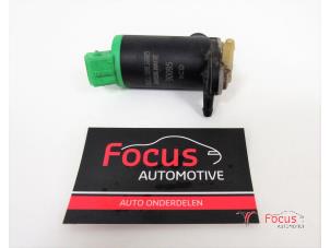 Używane Pompa spryskiwacza przód Peugeot 206+ (2L/M) 1.1 XR,XS Cena € 10,00 Procedura marży oferowane przez Focus Automotive