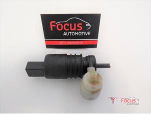 Używane Pompa spryskiwacza przód Volkswagen Polo IV (9N1/2/3) 1.4 TDI 70 Cena € 5,00 Procedura marży oferowane przez Focus Automotive