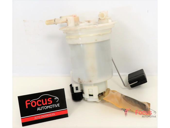 Electric fuel pump from a Nissan Pixo (D31S) 1.0 12V 2009