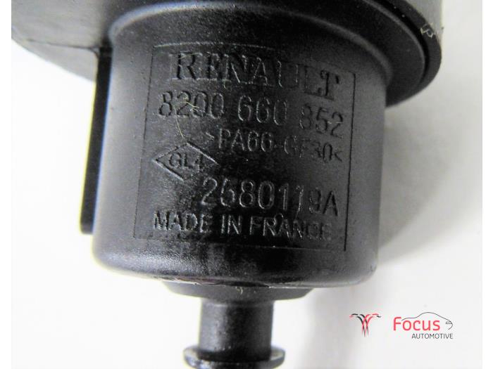 Vacuum relay from a Renault Twingo II (CN) 1.2 16V 2008