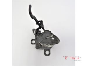 Używane Mechanizm zamka pokrywy silnika Fiat Doblo (223A/119) 1.3 JTD 16V Multijet DPF Cena € 15,00 Procedura marży oferowane przez Focus Automotive