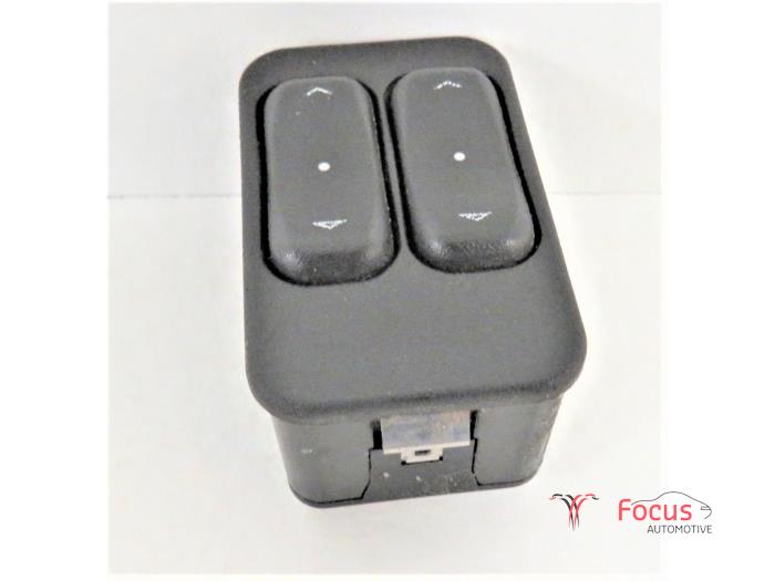 Usados Interruptor combinado de ventanillas Opel Meriva (A) 1.6 16V Precio € 10,00 Norma de margen ofrecido por Focus Automotive