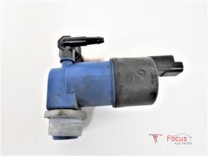Used Windscreen washer pump Renault Clio III Estate/Grandtour (KR) 1.2 16V 75 Hi-Flex Price € 15,00 Margin scheme offered by Focus Automotive
