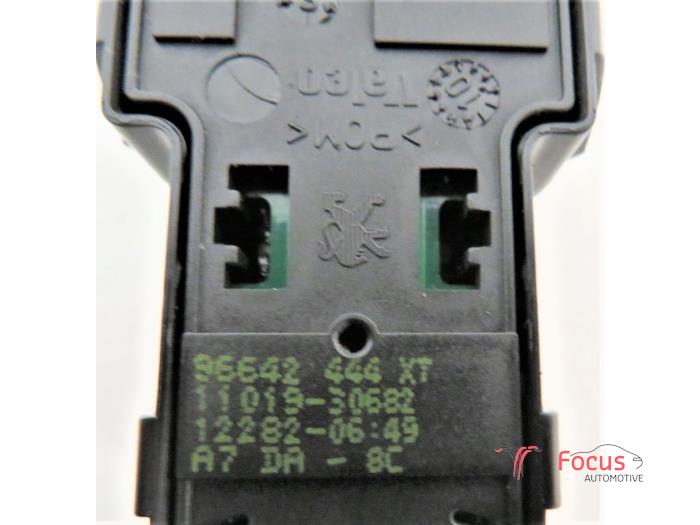 Multi-functional window switch from a Peugeot 207/207+ (WA/WC/WM) 1.6 HDiF 16V 2011