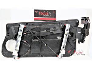 Używane Mechanizm szyby lewej przedniej wersja 2-drzwiowa Ford Fiesta 6 (JA8) 1.6 TDCi 16V 90 Cena € 40,00 Procedura marży oferowane przez Focus Automotive